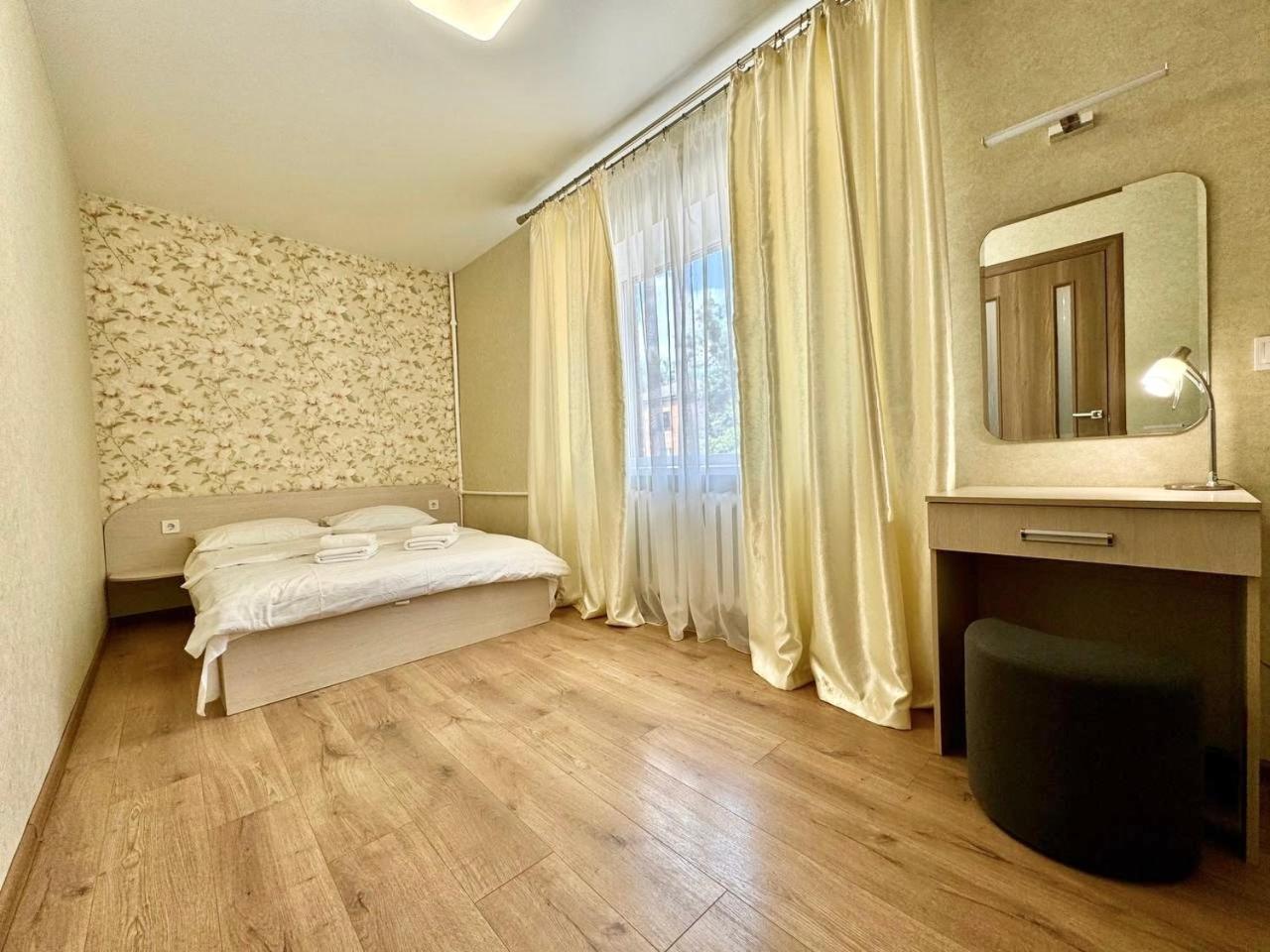 Apartpoltava Витончені Апартаменти Біля Лялькового Театру, Звітна Документація Для Відрядження, Банківський Чек Esterno foto